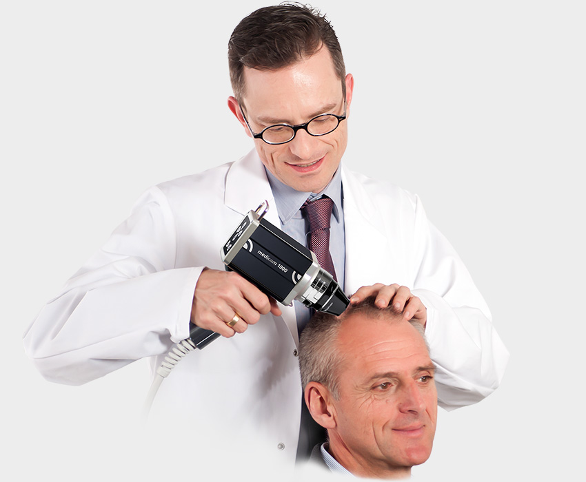 médico fazendo tricoscopia